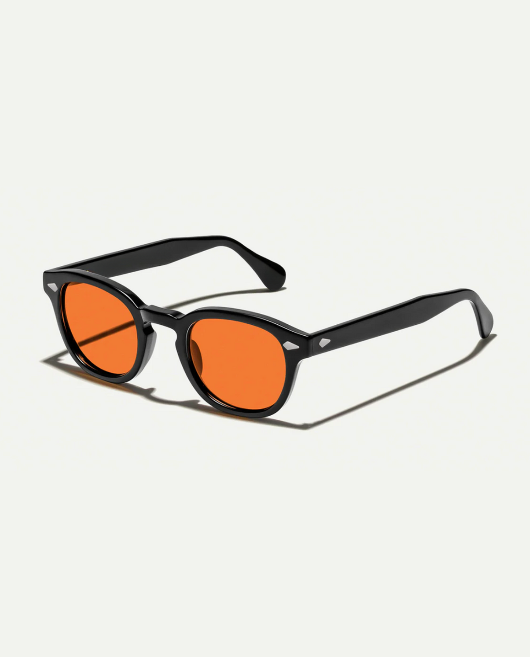Wyraziste okulary przeciwsłoneczne unisex z kolorowymi soczewkami, podkreślające styl uliczny i modę letnią.