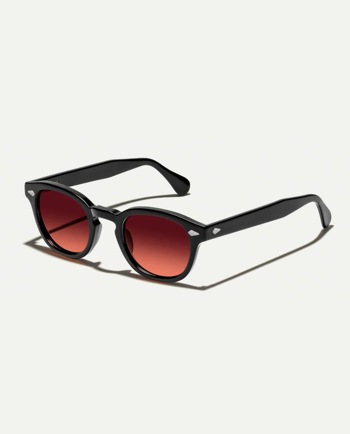 Letnie akcesorium: modne okulary przeciwsłoneczne unisex z kolorowymi soczewkami. Idealne do stylizacji.