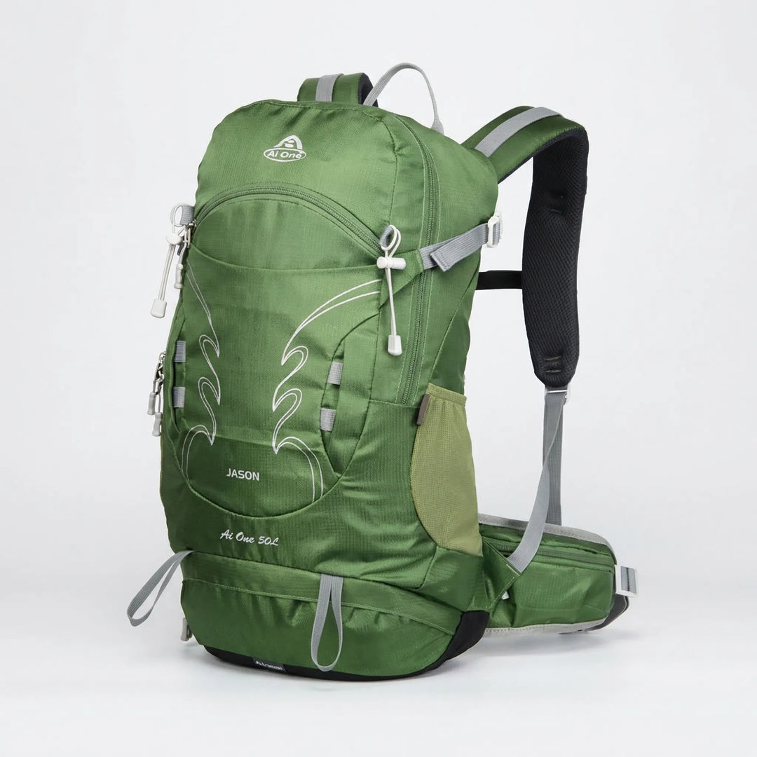 Plecak trekkingowy 30L na plecach turysty w drodze przez las. Dynamiczne ujęcie podczas wędrówki outdoorowej.
