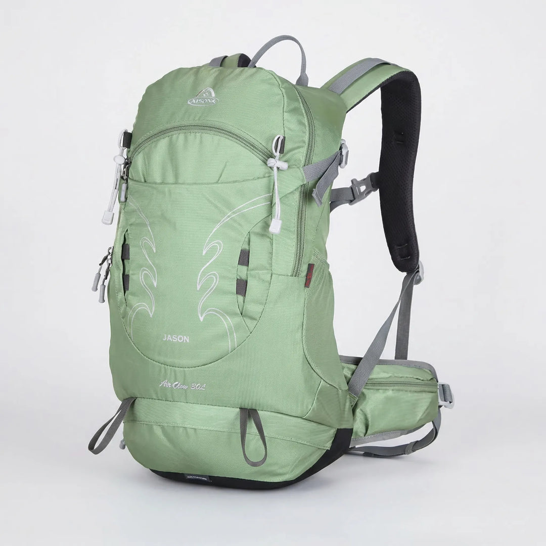 Osoba nosząca wygodny plecak trekkingowy 30L na szlaku. Gotowa na górskie wędrówki i przygody outdoorowe.