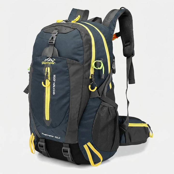Regulowane paski plecaka trekkingowego 40L. Zapewniają optymalne dopasowanie i komfort podczas długich wypraw.