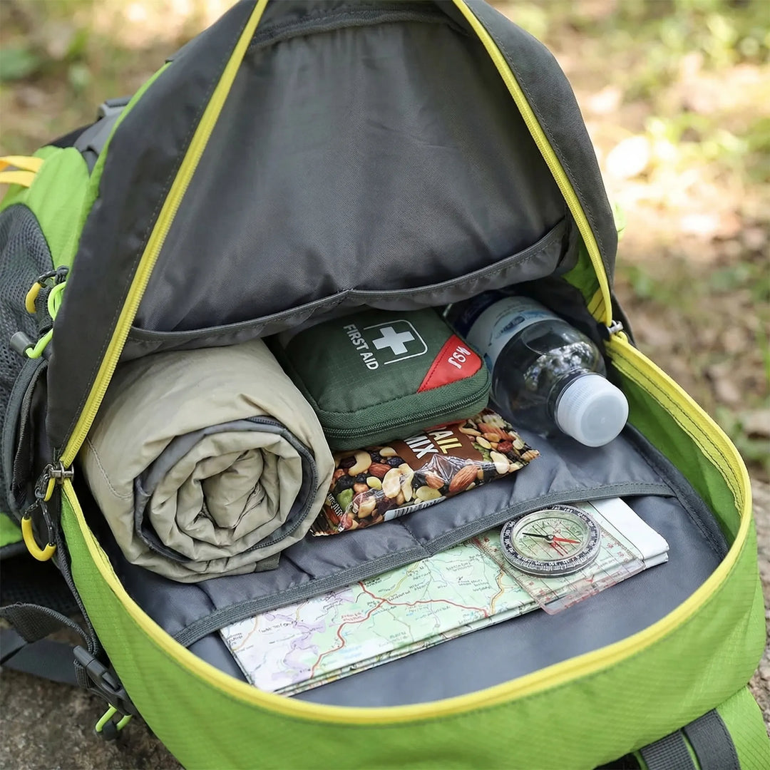 Widok z boku plecaka turystycznego 40L unisex. Kompaktowy, lekki i sportowy, idealny na trekking i wycieczki.