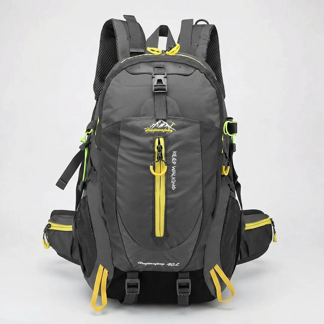 Plecak trekkingowy 40L unisex, widok z tyłu. Ergonomiczne szelki zapewniają komfort podczas długich wędrówek.