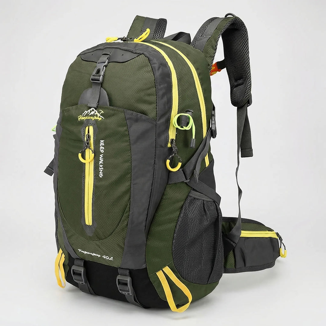 Detal wodoodpornego materiału plecaka trekkingowego 40L. Ochrona przed deszczem dla sprzętu outdoorowego.
