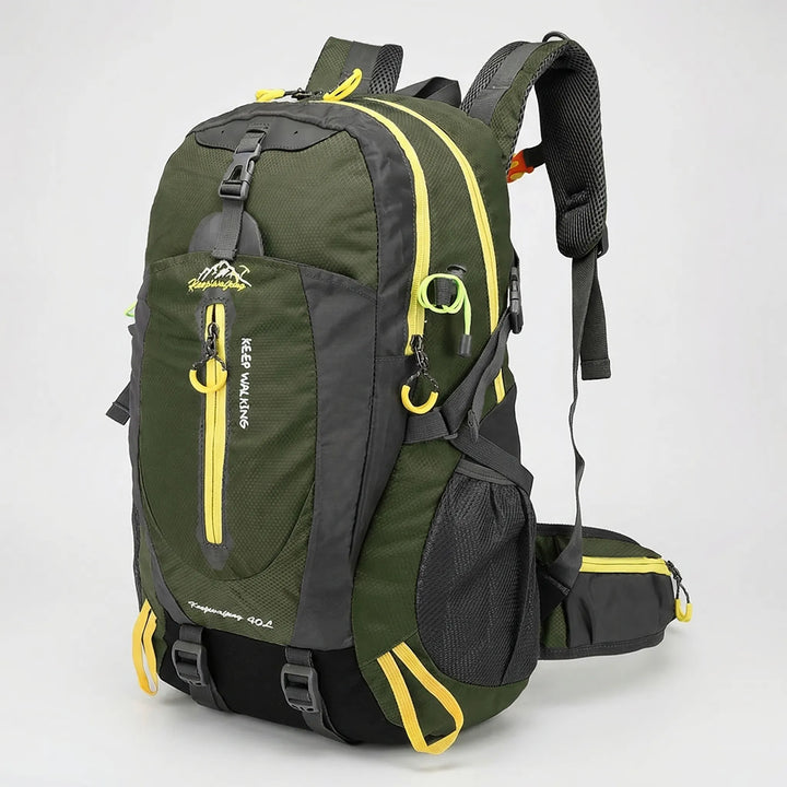 Detal wodoodpornego materiału plecaka trekkingowego 40L. Ochrona przed deszczem dla sprzętu outdoorowego.