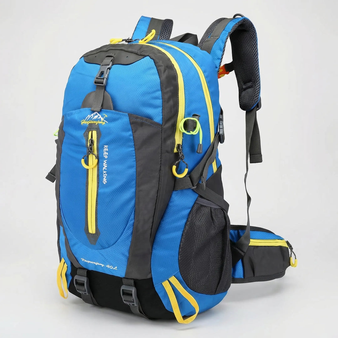 Osoba nosząca plecak trekkingowy 40L unisex. Wygodny i sportowy do wszelkich aktywności outdoorowych i wycieczek.