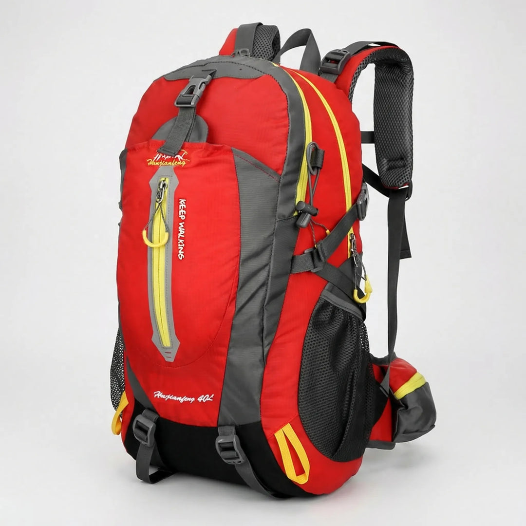 Plecak trekkingowy 40L na tle natury. Gotowy na górskie szlaki, turystykę i przygody outdoorowe.