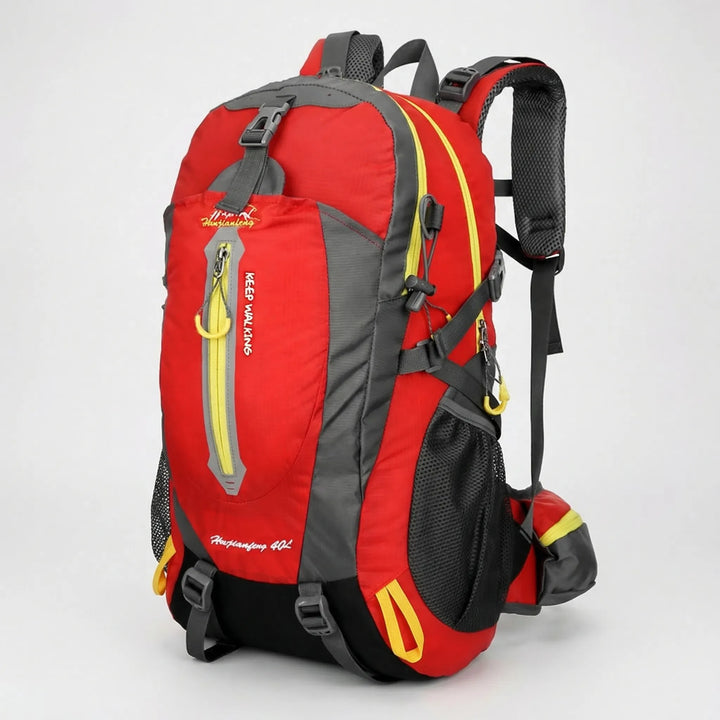 Plecak trekkingowy 40L na tle natury. Gotowy na górskie szlaki, turystykę i przygody outdoorowe.