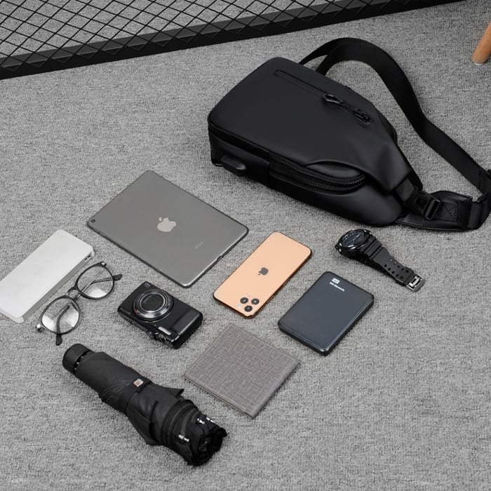 Praktyczna torba podróżna typu crossbody z miejscem na najważniejsze drobiazgi, styl unisex.