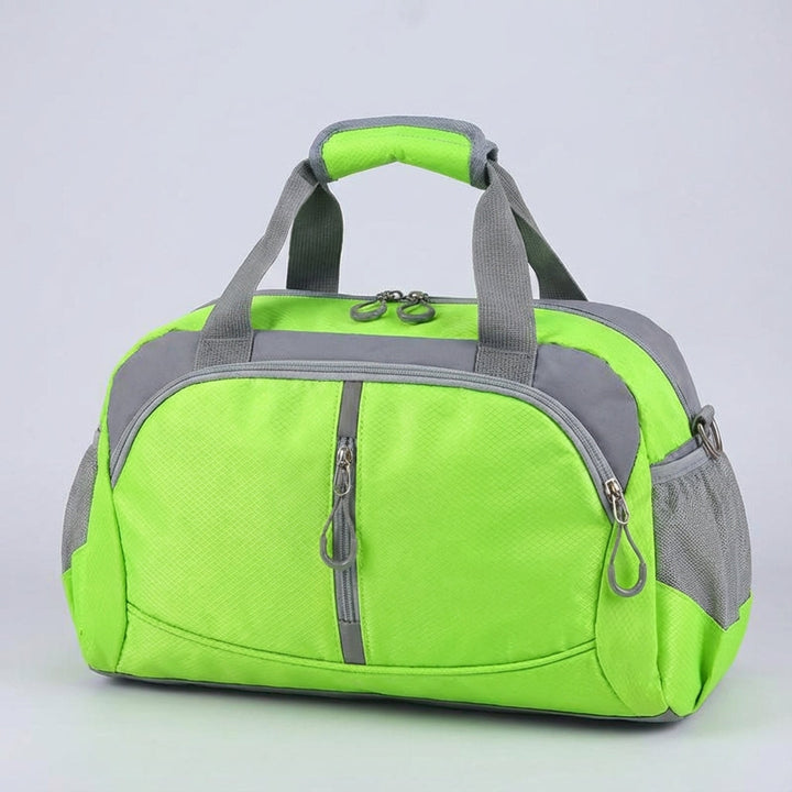 Torba sportowa unisex z przegródkami, widoczne paski i uchwyt. Idealna do transportu i organizacji rzeczy.