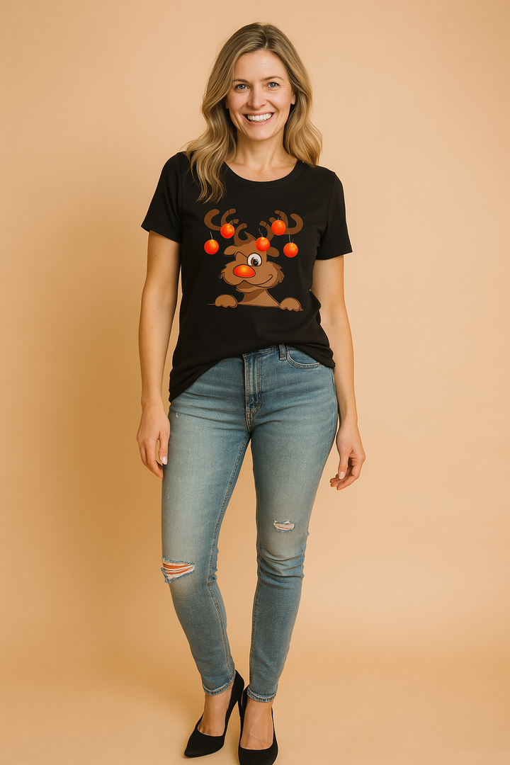 Unisex świąteczny t-shirt z reniferem w czerwonej czapce, idealny na Boże Narodzenie. Zabawna zimowa koszulka casual.