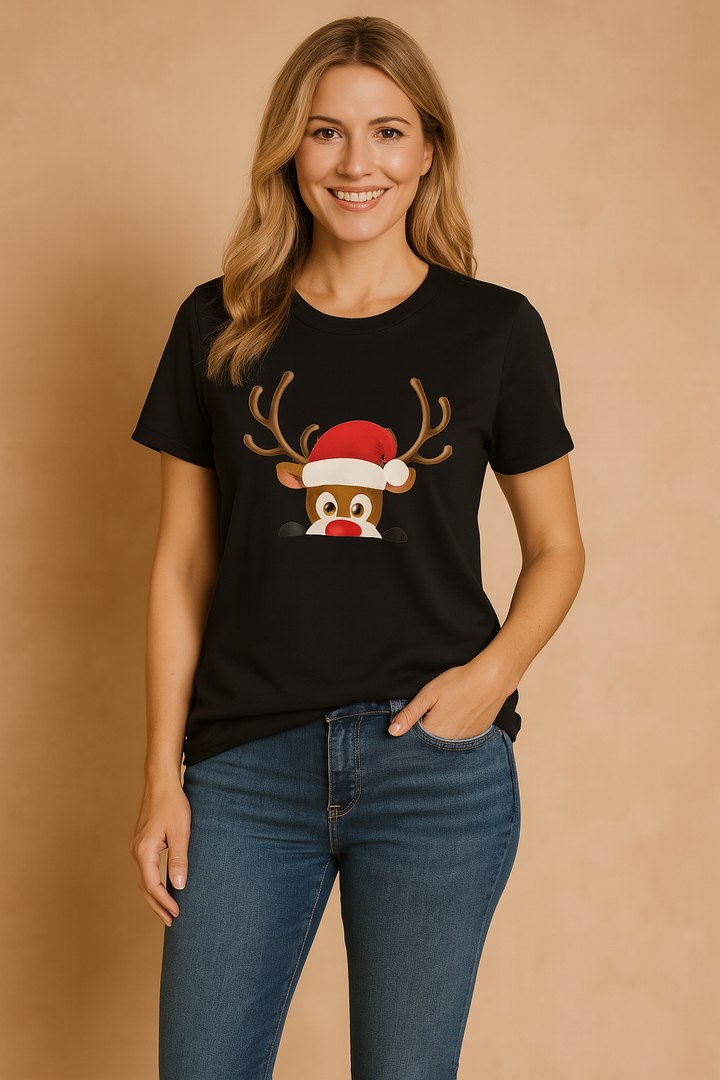 Osoba w unisex świątecznej koszulce z zabawnym reniferem. Idealny prezent na Boże Narodzenie, zimowa moda casual.