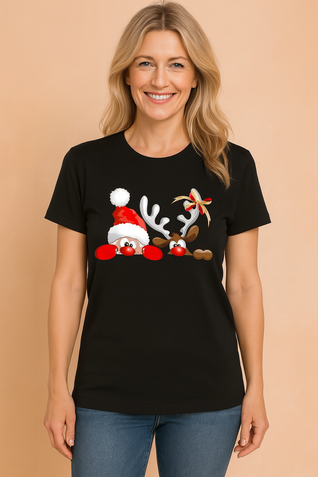 Zbliżenie na wzór unisex świątecznego t-shirtu: uśmiechnięty renifer. Koszulka na Boże Narodzenie, zimowy casual.