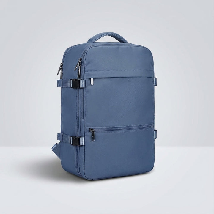 Pojemny plecak kabinowy SkyGuardBag z przegrodą na laptop i kieszeniami dla łatwej organizacji bagażu.
