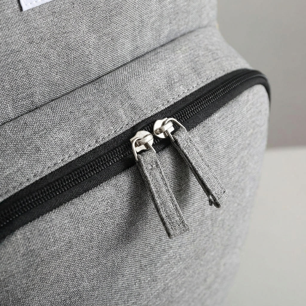 Stylowy, unisex plecak na pieluchy dla rodziców. Wygodny i funkcjonalny organizer na akcesoria dziecięce.