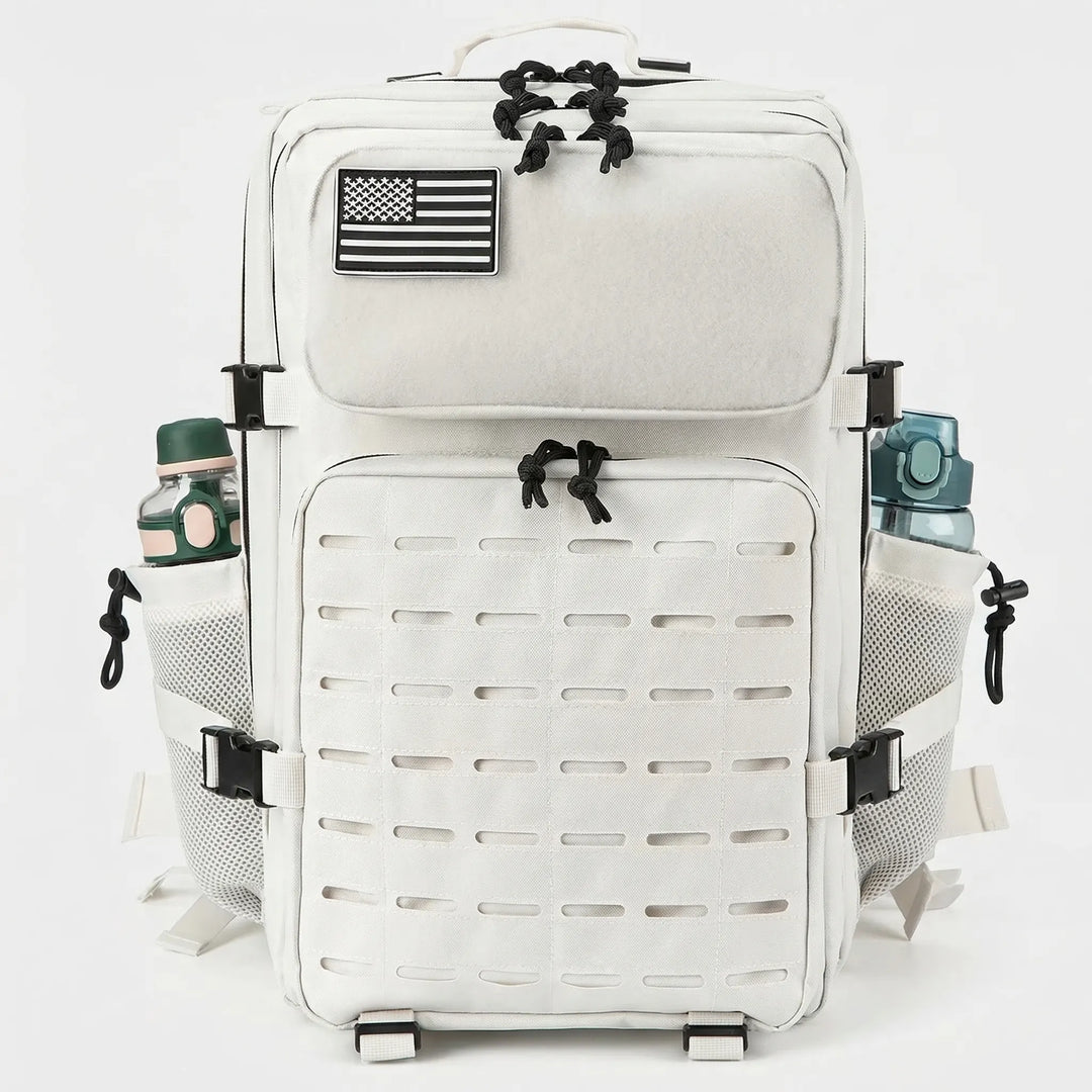 Zbliżenie na system mocowania MOLLE plecaka outdoorowego, umożliwiający rozbudowę i personalizację.