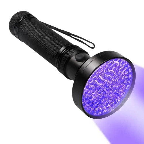 Uniwersalna latarka UV 100 LED do wykrywania pluskiew, plam i nieczystości. Idealna do domu i podróży.