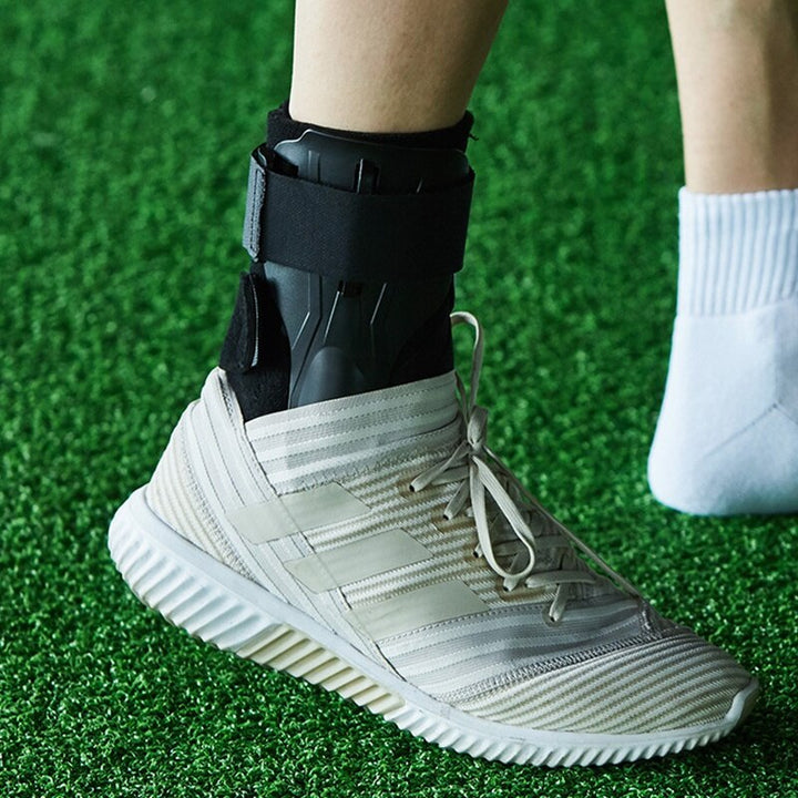 Uniwersalny stabilizator stawu skokowego. Opaska ortopedyczna na kostkę dla sportowców i rehabilitacji.