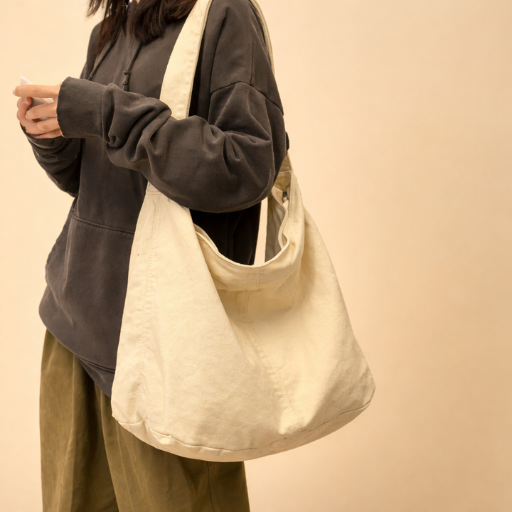 Czerwona torba na ramię minimalistyczna, modny dodatek do miejskich stylizacji casual i streetwear. Funkcjonalna.