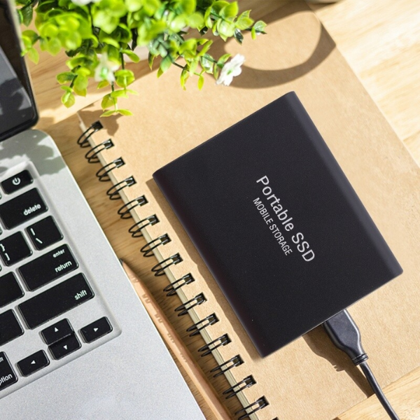 Nowoczesny zewnętrzny dysk SSD, pamięć masowa USB o dużej pojemności i szybkości transferu.