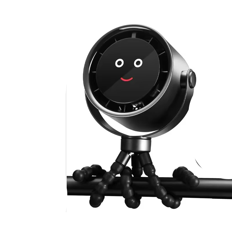 Wentylator USB z elastycznym ramieniem na biurku. Zapewnia orzeźwiające chłodzenie podczas pracy.
