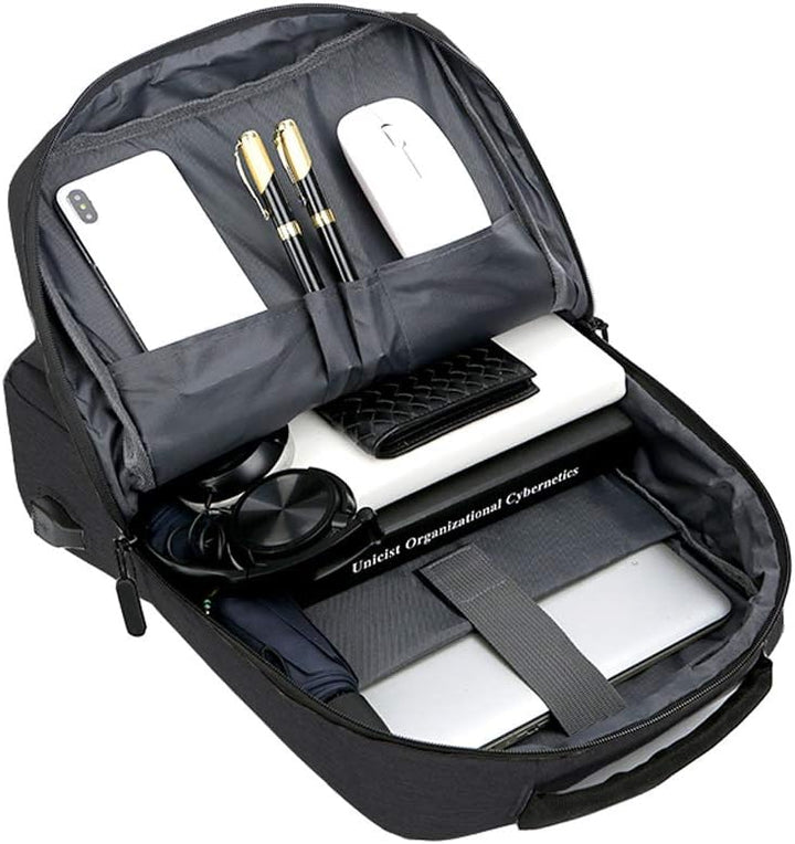 Detal smukłego, czarnego plecaka na laptopa z wodoodpornego materiału o nowoczesnym designie.