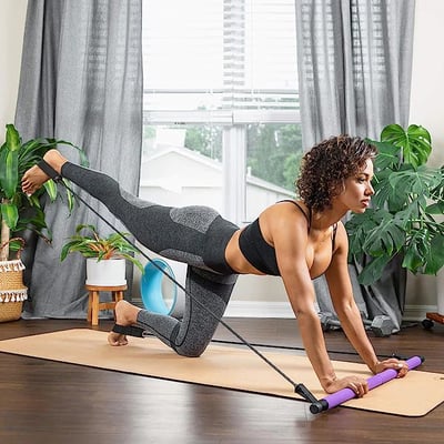 Trener Pilates do kompleksowych ćwiczeń wzmacniających mięśnie brzucha, pleców i pośladków. Sprzęt fitness.