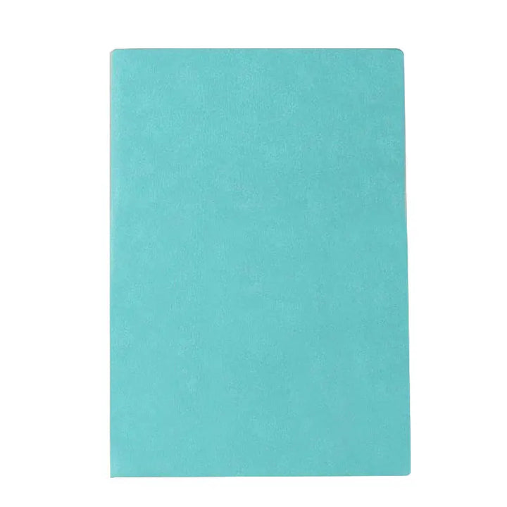 Detal liniowanego papieru w zeszycie A5/A6, idealny do czytelnych notatek i szkiców.