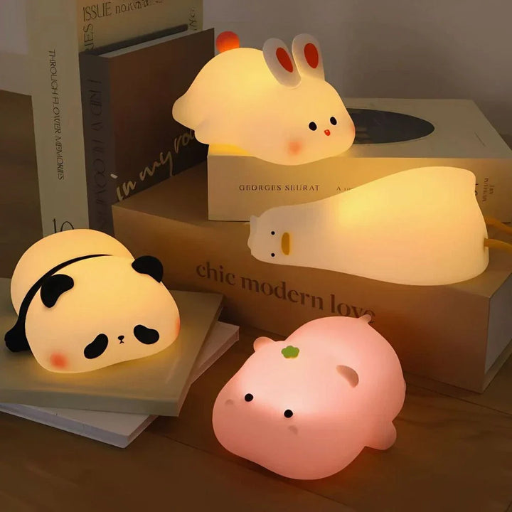 Urocza lampka nocna LED do sypialni, nowoczesny design, ciepłe oświetlenie.