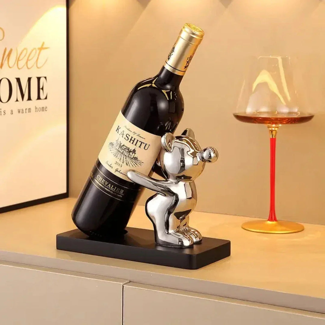 Metalowy stojak na wino Miś, urocza dekoracja do salonu, kuchni lub baru. Akcesorium.