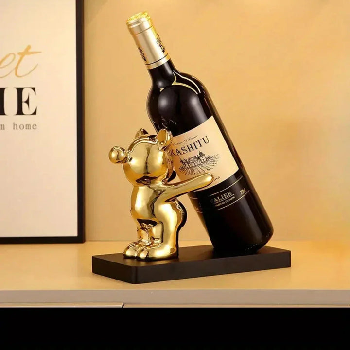 Dekoracyjny stojak na wino Miś. Metalowy uchwyt na butelkę, świetny element wystroju baru.