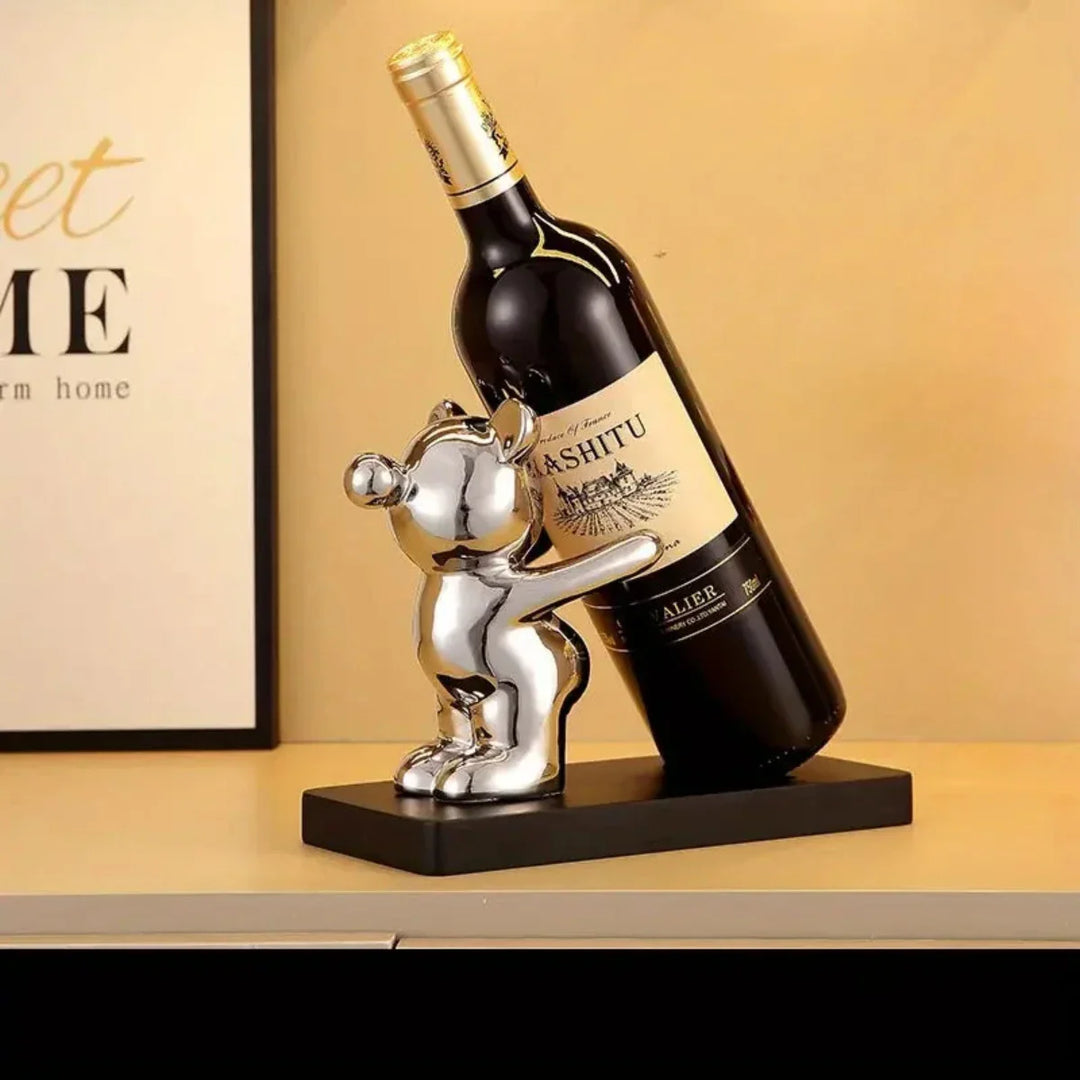 Prezentowy stojak na wino Miś. Stylowa dekoracja domu, metalowy uchwyt na wino do salonu.