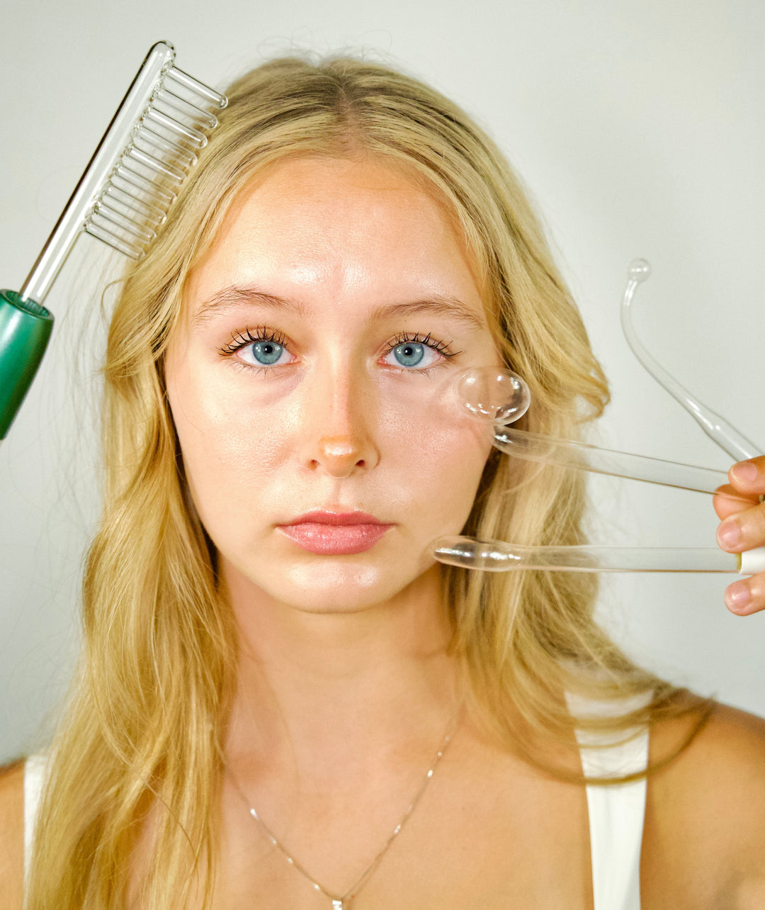 Urządzenie do twarzy z wymiennymi elektrodami. Kompleksowa pielęgnacja, anti-aging, zdrowa skóra.