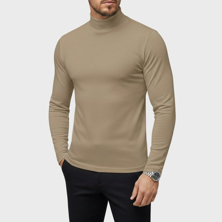 Męski beżowy sweter z golfem w eleganckim stylu
