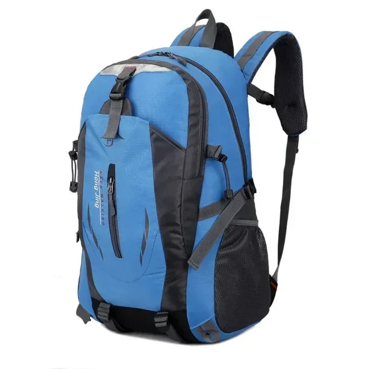 Czerwony plecak uniwersalny turystyczny zaprezentowany od strony pleców z wentylacją