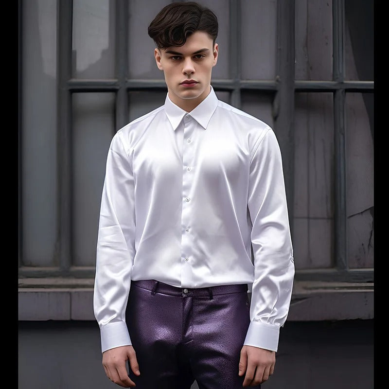 Mężczyzna w białej eleganckiej koszuli z połyskiem