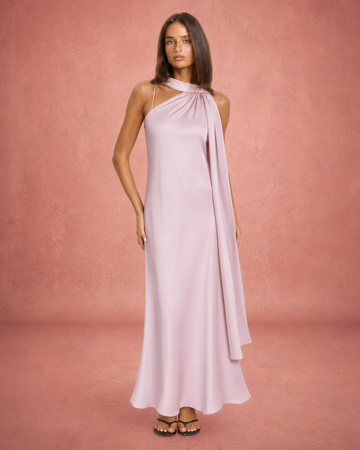 Elegancka damska sukienka maxi z dekoltem halter z satyny, widok z boku