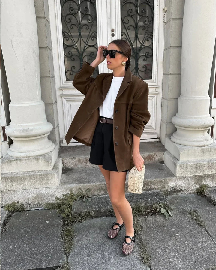 Elegancka brązowa kurtka damska w stylu blazer, zbliżenie na materiał