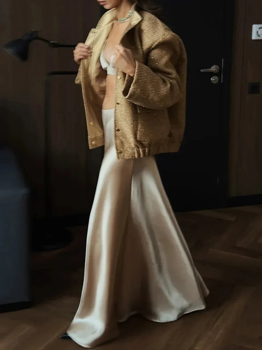 Modna kurtka z cekinami prezentowana na modelce