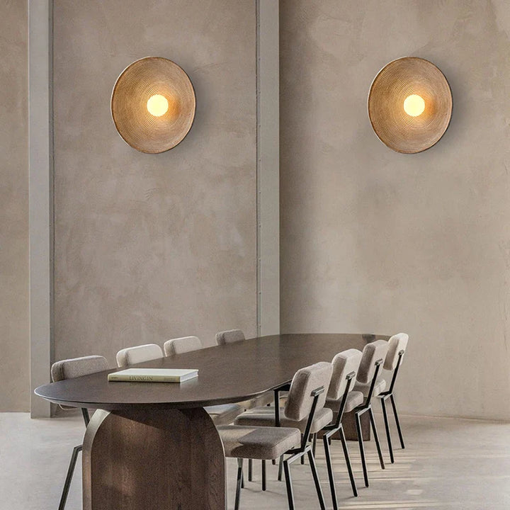 Lampa ścienna vintage do sypialni, japoński design, drewno. Tworzy nastrój spokoju i relaksu w domu.