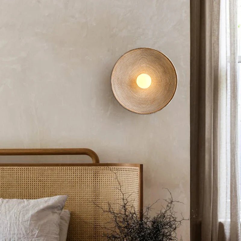 Unikalna japońska lampa ścienna, styl vintage, drewniana. Idealna do stworzenia spokojnego nastroju w domu.