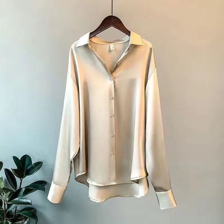 Czarna damska koszula z połyskiem, elegancka bluzka satynowa na wieczorne wyjścia