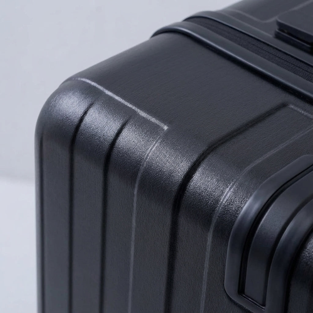 Lekka walizka CarryNex z przednim otwieraniem i USB. Idealny organizer podróżny na krótkie wyjazdy.
