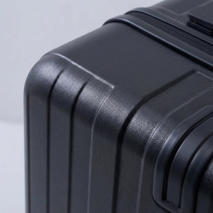 Lekka walizka CarryNex z przednim otwieraniem i USB. Idealny organizer podróżny na krótkie wyjazdy.