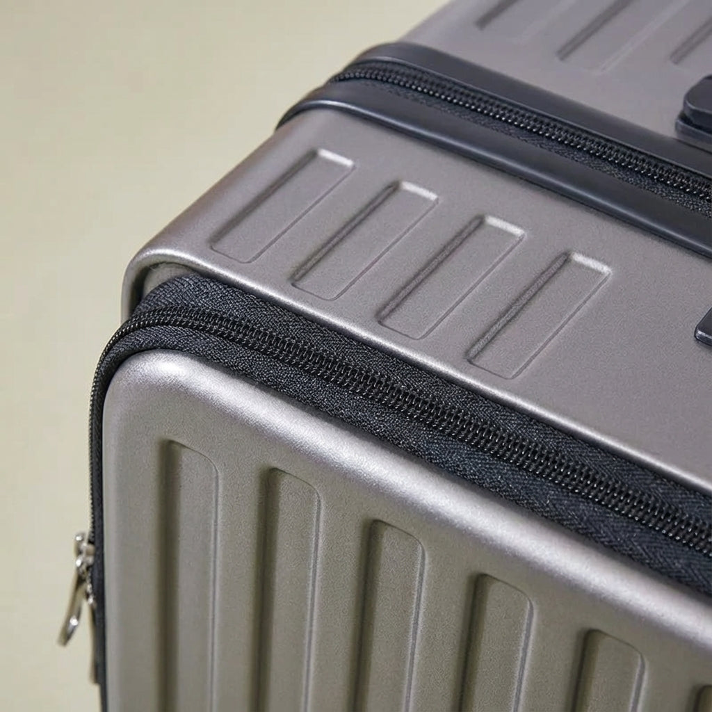 Komfortowa walizka spinner z 4 cichymi kółkami i praktyczną przednią kieszenią na szybki dostęp.