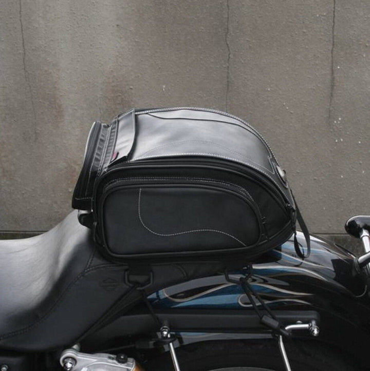 Czarna wodoodporna torba na tył motocykla z widocznymi detalami
