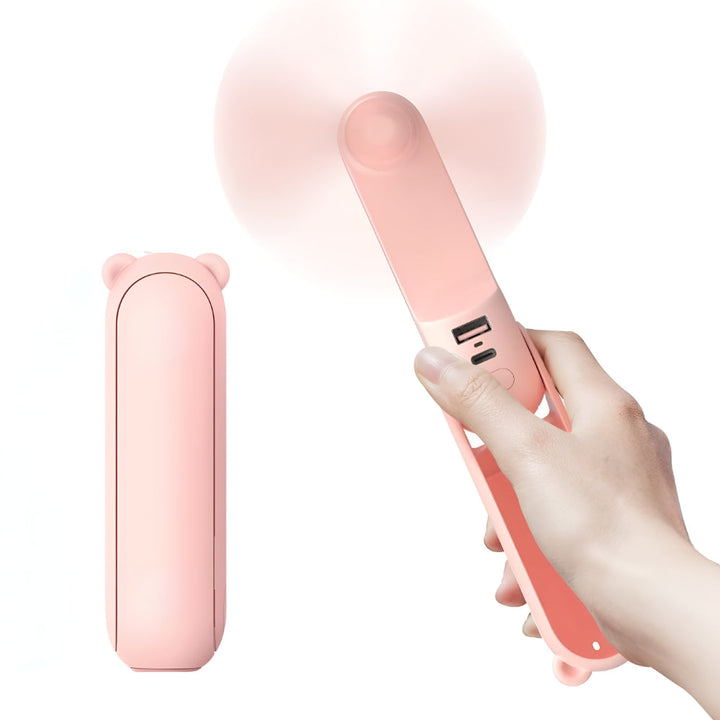 Mężczyzna używa wentylatora kieszonkowego USB na zewnątrz. Niezbędny gadżet na upalne lato, do podróży i aktywności.