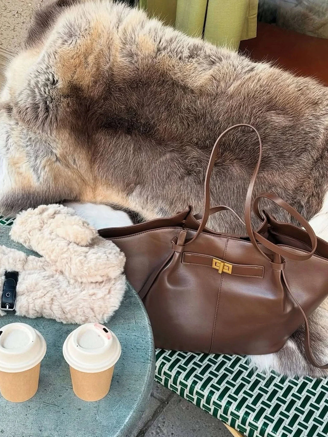 Elegancka torba shopper z ozdobnym wisiorkiem i metalowymi detalami