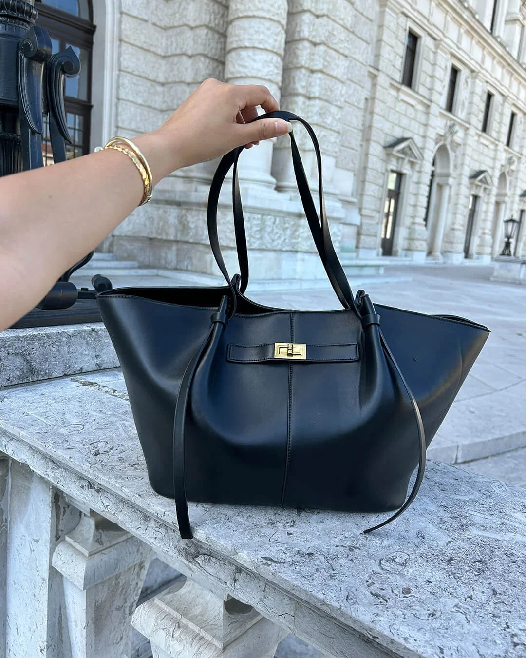 Stylowa torba shopper bag na ramię, zbliżenie na fakturę materiału