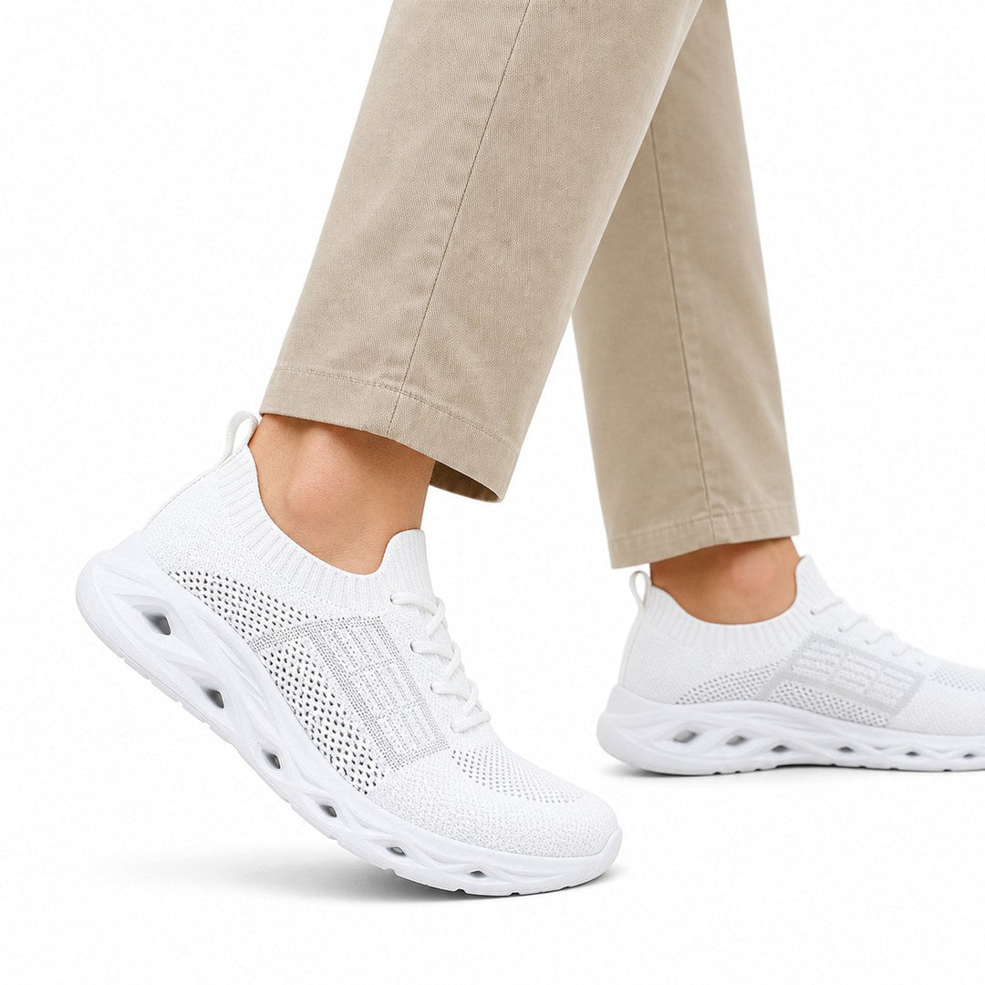 Zielone buty sportowe z widocznym systemem wiązania